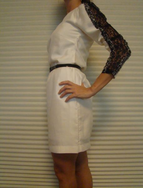 HM1206.2 Vestido Reto OffWhite, Mangas Renda e Metais TAM P